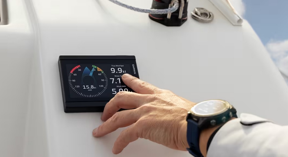 Garmin: Touchscreen GMI 40 display streamlines on-board data management